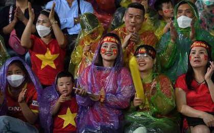 CĐV Việt Nam đội mưa nán lại cổ vũ ĐT U23 Việt Nam