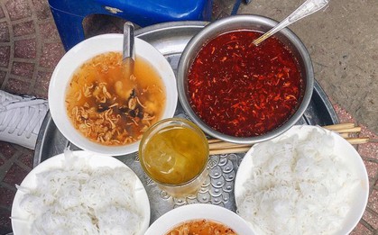 Hè nắng nóng, ghé ngay gánh bún ốc nguội 30 năm tuổi ở Hà Nội