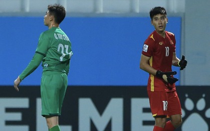 Văn Chuẩn nhận thẻ đỏ, tiền đạo Nhâm Mạnh Dũng trở thành thủ môn bất đắc dĩ