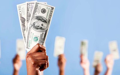 Hy hữu: Lạm phát quá cao, ngân hàng lớn nhất Anh tặng mỗi nhân viên 1.200 USD để... tiêu