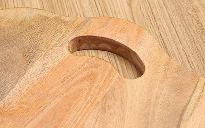 Không phải để treo, hóa ra lỗ nhỏ trên thớt có tác dụng này