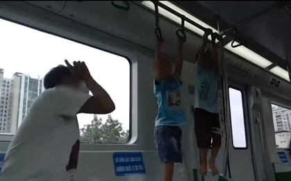 2 bé trai đánh đu trên tàu Cát Linh - Hà Đông, thái độ cổ vũ của người lớn đi cùng càng khiến nhiều người bức xúc