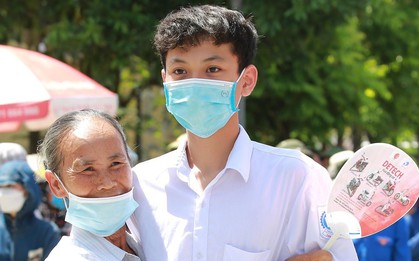Nhiều phụ huynh “bỏ làm ruộng” đưa con đi thi trong nắng nóng gần 40 độ