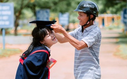 Khoảnh khắc ấm áp của nữ sinh bên cha trong ngày chụp ảnh kỷ yếu