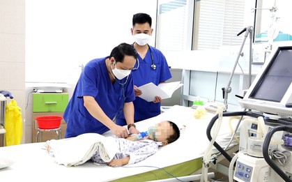 Bé trai 32 tháng tuổi đột ngột quấy khóc, tím tái vì miếng thịt tôm