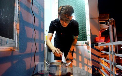 Giá xăng tăng, sinh viên chật vật làm thêm, tằn tiện chi tiêu