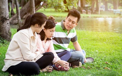 Khi trẻ nói rằng mình không ổn, đã bao giờ bạn mặc định con quá yếu đuối, ích kỷ và mượn cớ để lười nhác?