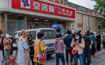 Dân suy sụp vì tiền gom góp cả đời nguy cơ mất trắng, điều gì đang xảy ra bên trong ngành ngân hàng Trung Quốc?