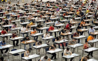 Chuyện 2 trường đại học danh giá bậc nhất Trung Quốc tranh giành thủ khoa: Gọi điện "đặt cọc" trước, ngồi chờ điểm với học sinh, sợ chậm chỉ 1 phút là mất nhân tài