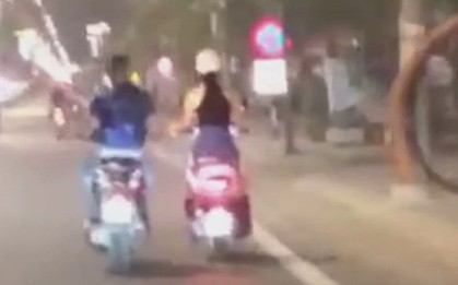 Tên "biến thái" tiếp cận cô gái đi xe máy rồi liên tiếp có hành vi sàm sỡ