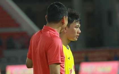 Minh Vương buồn bã khi bỏ lỡ cơ hội mười mươi trong trận HAGL thua đậm Hải Phòng