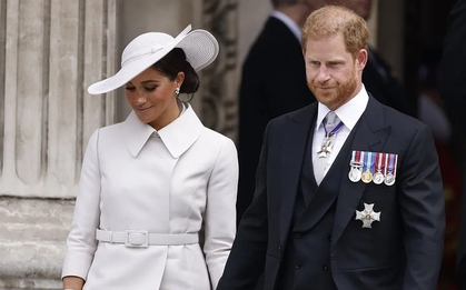 Vợ chồng Meghan Markle lặng lẽ bay về Mỹ trước lúc đại lễ kết thúc, biểu cảm của Harry sau khi rời đi gây chú ý