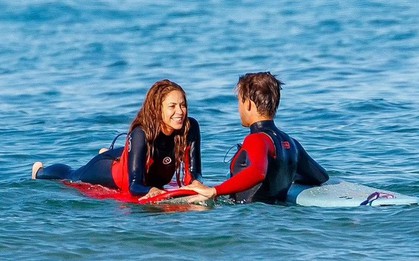 Hậu chia tay Gerard Pique, Shakira đi lướt ván với đàn ông lạ ở Tây Ban Nha