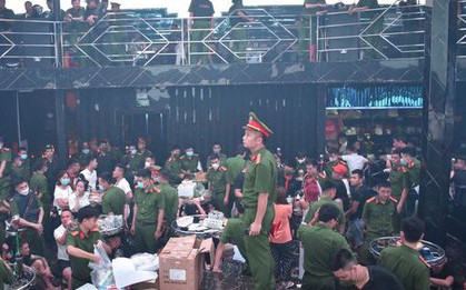 Phát hiện hơn 200 "dân chơi" khi đột kích vào quán bar The Light
