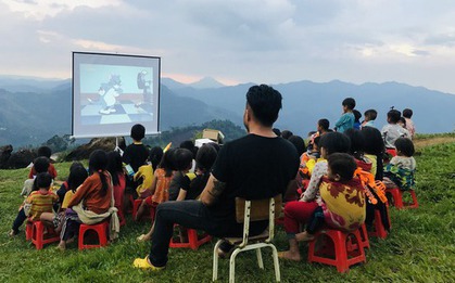 Những người "cõng" điện, rạp chiếu phim lên núi: “Thấy nụ cười của người mình giúp, đặc biệt là tụi nhỏ, chúng tôi hạnh phúc lắm!”