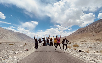 Trải nghiệm khó quên ở Ladakh - Tiểu Tây Tạng của cô gái Việt: Thời tiết lạnh buốt, móng tay và tóc gãy vì khô, shock độ cao khi băng đèo cao nhất thế giới…