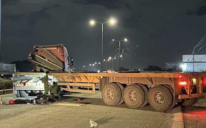 Bình Dương: Xe máy tông vào xe container, nam thanh niên tử vong tại chỗ
