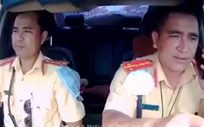 CLIP: Xử lý nghiêm cán bộ CSGT chửi tục, nghe điện thoại khi lái xe