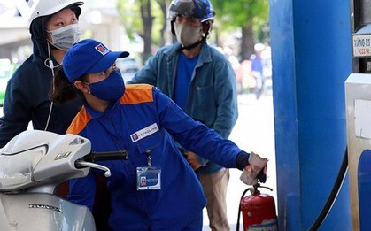 Người dân "ngóng" giá xăng sắp giảm mạnh vào ngày mai?
