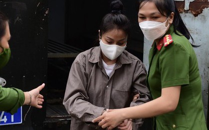 Hình ảnh đôi tình nhân bạo hành bé gái tử vong bị áp giải đến toà sáng 21/7