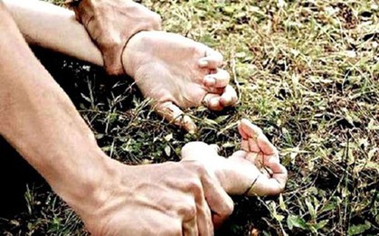 Một mình đi qua cánh đồng, người phụ nữ bị chặn đường hãm hiếp