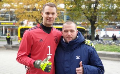 Manuel Neuer bị chỉ trích keo kiệt vì hành động gây tranh cãi