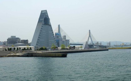 Cuộc sống ở thành phố tuyết dày nhất thế giới: "Tường tuyết" cao đến 8 mét, du khách đổ xô đến thăm vì một hiện tượng độc nhất