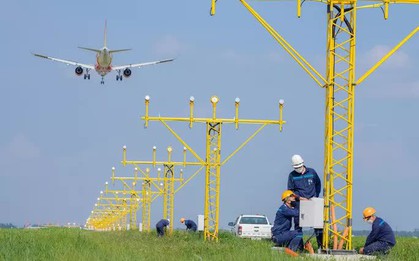 Nhân viên sân bay căng mình làm việc trong cái nóng 60 độ C