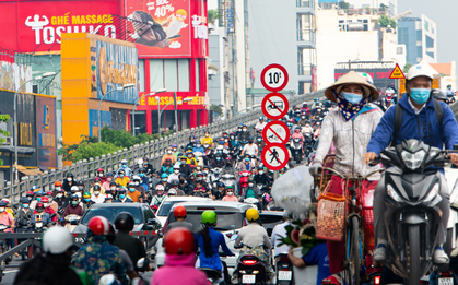 "Đặc sản" kẹt xe tứ phía ở TP.HCM trở lại: Sáng mệt mỏi đến công ty, chiều nhích từng chút một về nhà