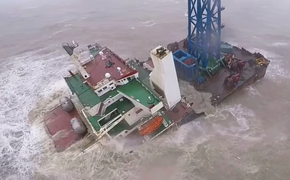Bão Chaba đánh tàu hàng vỡ làm đôi trên biển Đông
