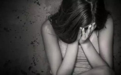 Vợ mới sinh, chồng dụ dỗ rồi giao cấu với người làm 15 tuổi