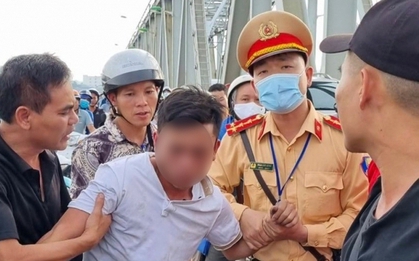 CSGT ngăn cản thanh niên định nhảy cầu Chương Dương