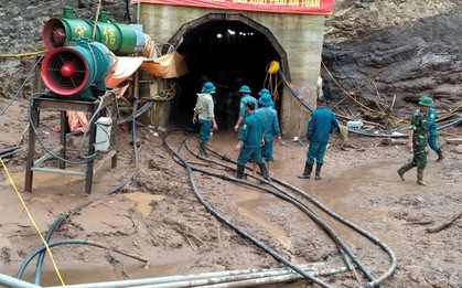 Nóng: Hàng trăm người hối hả giải cứu công nhân mắc kẹt trong hầm thủy điện ở Điện Biên