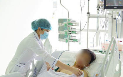 Áo mưa cuốn vào bánh xe khiến nam thanh niên chấn thương nghiêm trọng