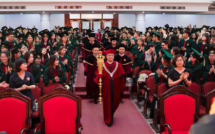 Yêu cầu báo cáo việc hiệu trưởng mặc áo nhung, cầm quyền trượng ở lễ trao bằng tốt nghiệp đại học