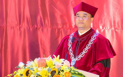 ĐH Kinh tế phản hồi về hình ảnh hiệu trưởng cầm quyền trượng trong lễ tốt nghiệp: "Đây là truyền thống lâu năm của nhà trường"
