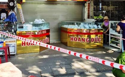Người dân giao nộp vàng nhặt được từ vụ cướp có súng tại Huế