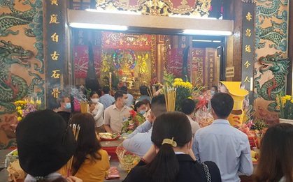 Lần đầu tiên khách hành hương được tới gần tượng Bà Chúa Xứ núi Sam