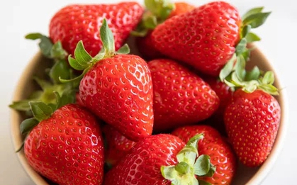 Cách chọn và bảo quản dâu tây ngon ngọt mọng nước, để cả tuần không thâm nhũn