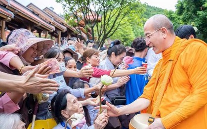 Quảng Ninh yêu cầu chùa Ba Vàng gỡ bỏ clip cúng dường nhận tiền phản cảm