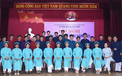 Mặc áo dài nam nơi công sở: Chuẩn mực, vừa vặn thì sẽ đẹp