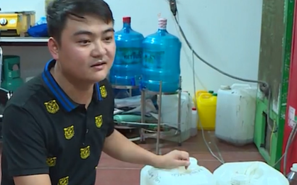 Phát hiện rượu không rõ nguồn gốc, chủ cơ sở bao biện "của khách gửi"