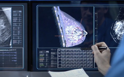 Vỡ túi nâng ngực khi đang mang thai 5 tháng