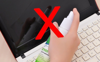 Vệ sinh máy tính trước khi bụi phủ dày: Màn hình tráng gương khác gì màn hình nhám?