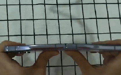 Thử nghiệm độ bền của Z Flip4: Gập mở liên tục 5 phút, nhúng nước