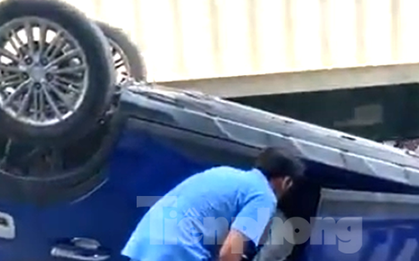 Giải cứu nữ tài xế trong ô tô mất lái lật ngửa giữa đường