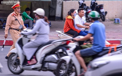 Lái xe máy vô tư đi ngược chiều trước mặt CSGT tại nút giao thông "nóng" Hà Nội