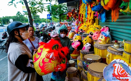 Cận Tết Trung thu: Đầu lân "đắt hàng", người làm nghề vui mừng vì sản xuất không kịp