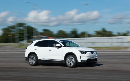 VinFast trình diễn công nghệ trợ lái nâng cao: Buông vô lăng ở 120km/h, xe tự đánh lái