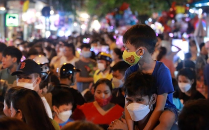 Hà Nội: Phố Hàng Mã chật kín người đổ về vui chơi trước Trung thu, trẻ em được người lớn kiệu ''rước đèn ông sao"